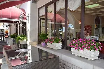 埃里卡别墅酒店 4* 格拉多